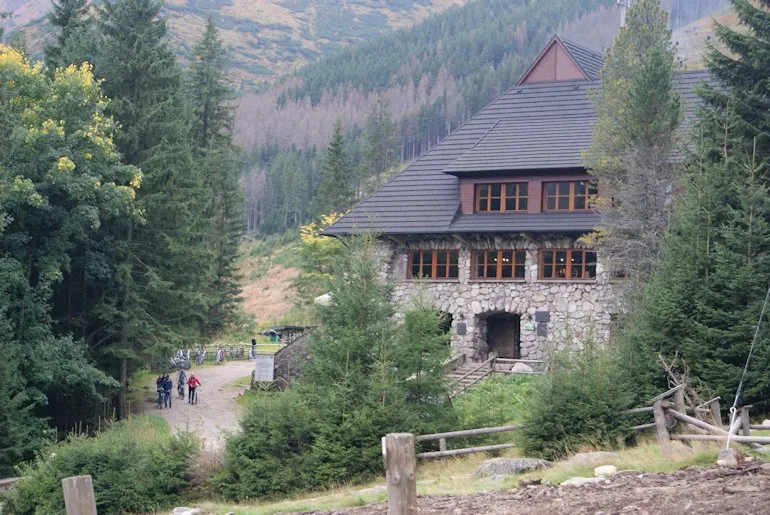 Bac&oacute;wka na Bukowinie Tatrzańskiej, tradycyjny szałas pasterski, oscypki