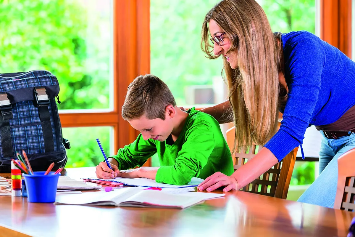 uczeń z nauczycielem podczas nauczania indywidualnego