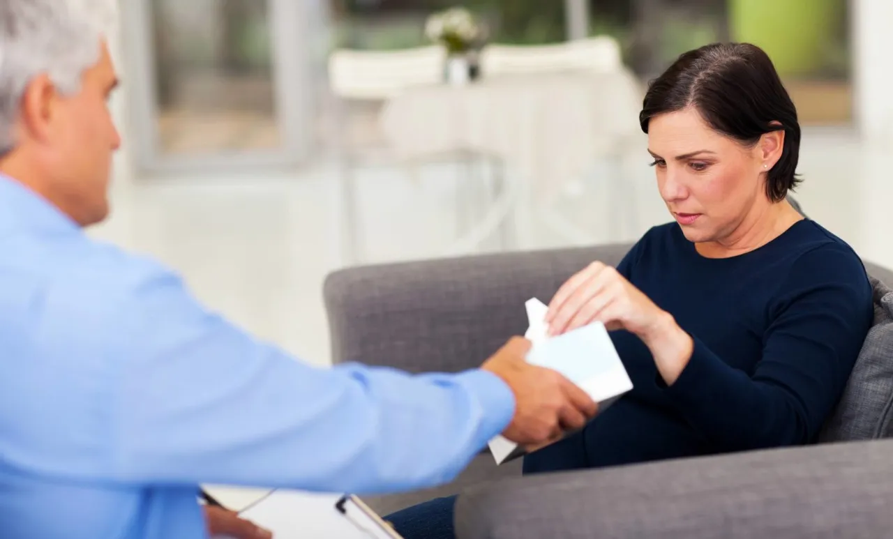 Lekarz rodzinny przekazuje pacjentce receptę. Czy lekarz rodzinny może przepisać leki na nerwicę? Tak, często może.