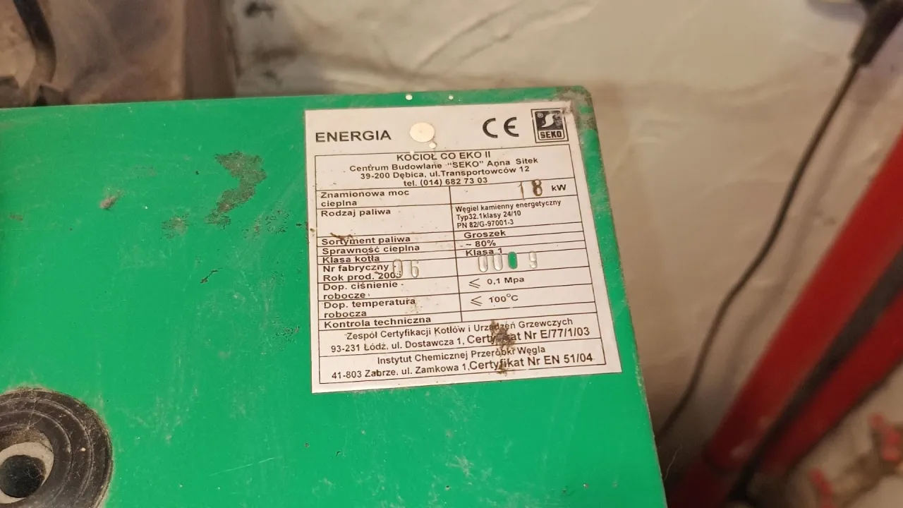 Tabliczka znamionowa kotła CO EKO II. Klasa kotła to 1, co oznacza jego efektywność energetyczną.