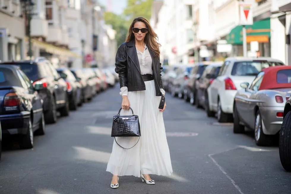 r&oacute;żne stylizacje sp&oacute;dnica plisowana midi maxi