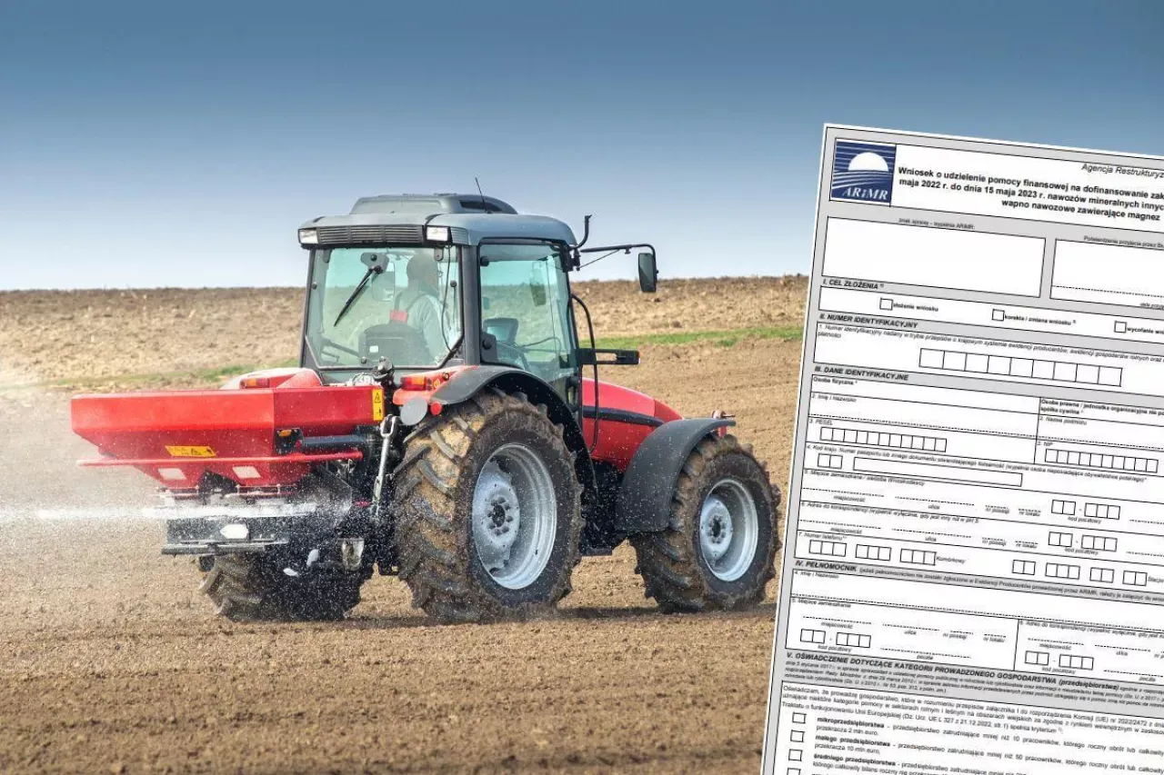 Ciągnik rolniczy rozsypuje naw&oacute;z. Obok wniosek o dofinansowanie na wapno nawozowe.