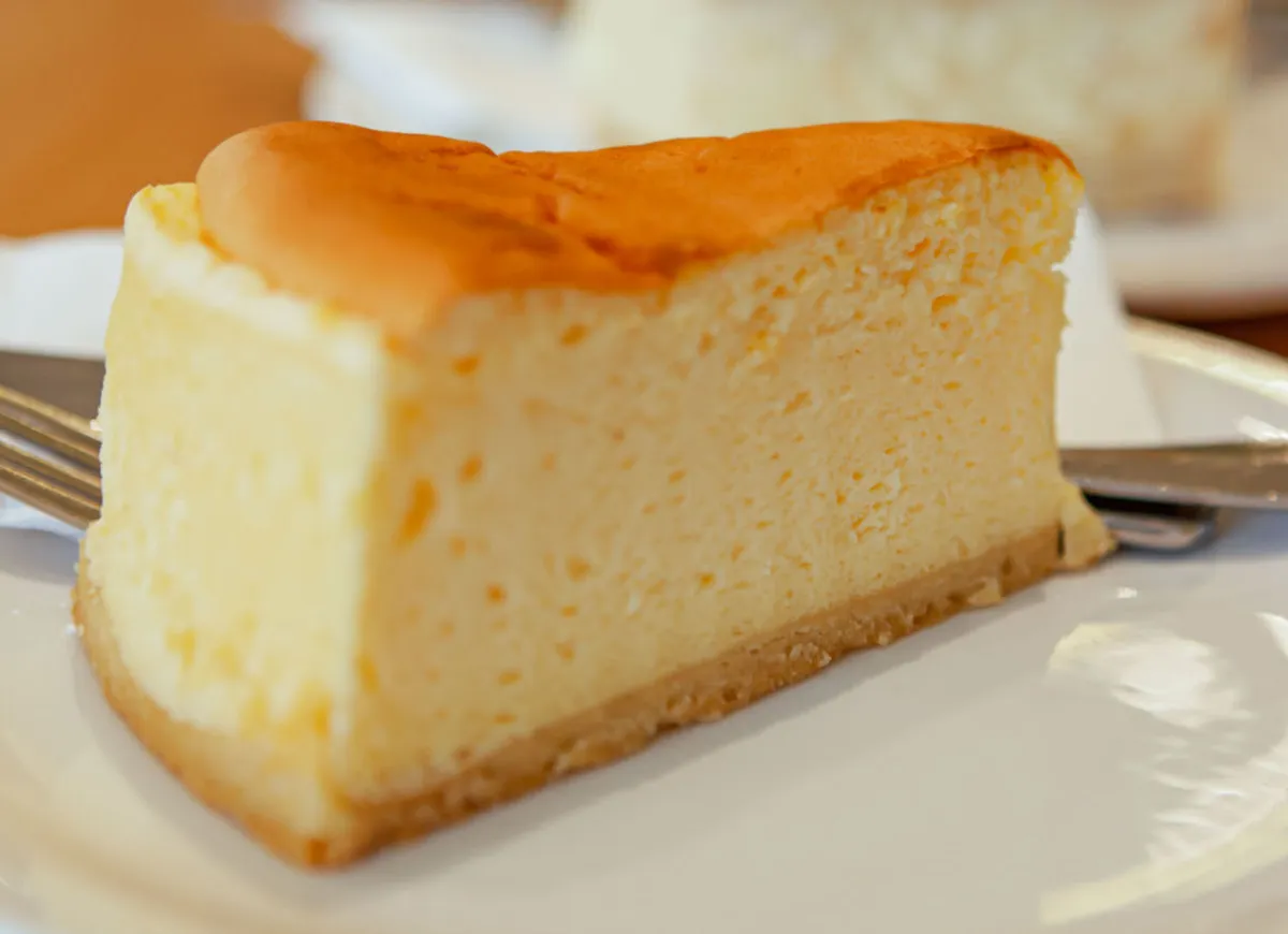 Puszysty sernik z wiaderka, idealny na deser. Zobacz, jak zrobić sernik z wiaderka, by zachwycić bliskich.