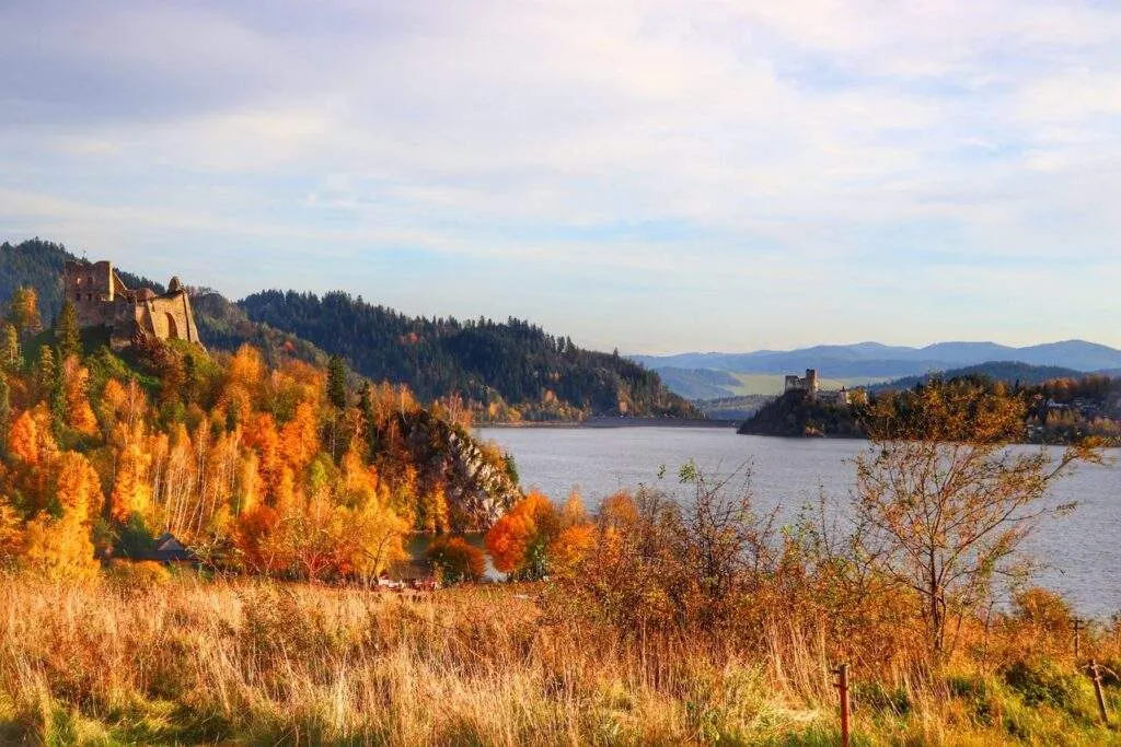 Jezioro Czorsztyńskie widok na zamek i g&oacute;ry
