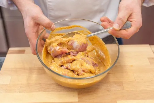 marynowany kurczak w misce