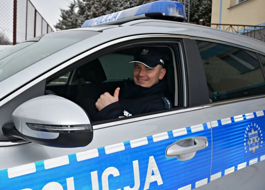 policjant zatrzymuje kierowcę narkotesty