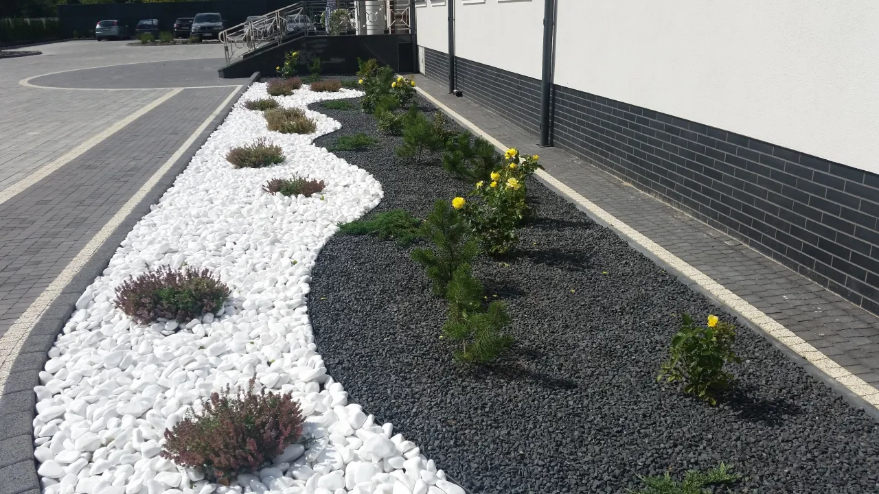 Instrukcja wysypywania kamieni w ogrodzie krok po kroku