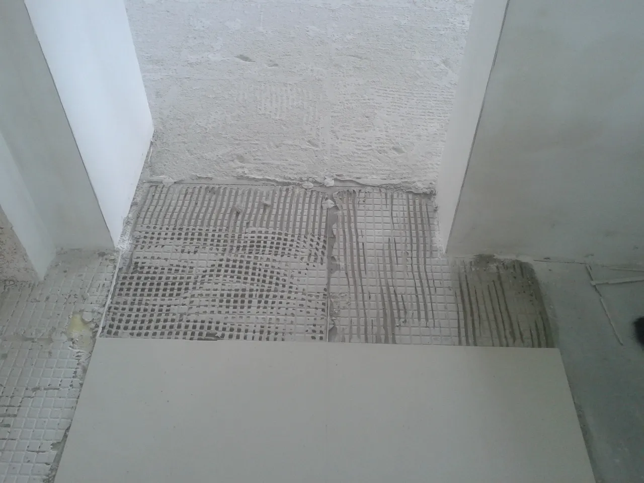 uszkodzone płytki gipsowe odpadające od ściany