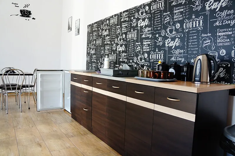 wsp&oacute;lna kuchnia w hostelu
