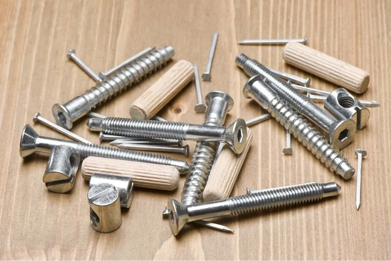 Rodzaje wkręt&oacute;w do zawias&oacute;w Blum i ich zastosowanie