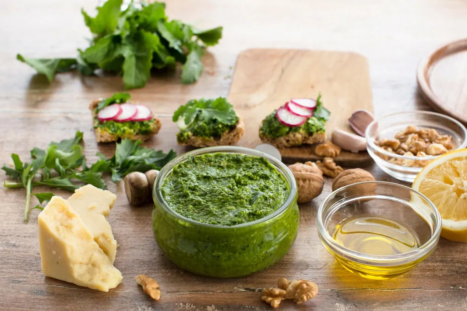świeże składniki na pesto bazylia parmezan orzeszki piniowe