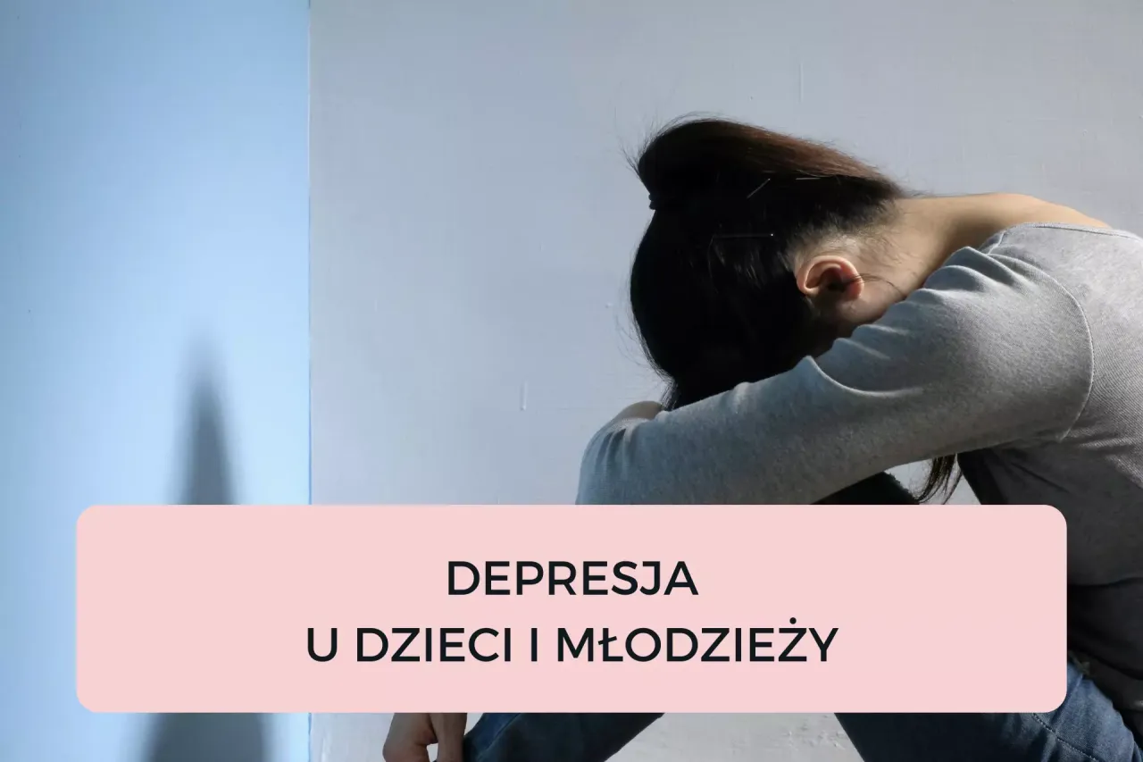 Smutna nastolatka z głową opartą na kolanach. Tekst: Depresja u dzieci i młodzieży. Jak postępować, gdy pojawia się depresja u nastolatków.