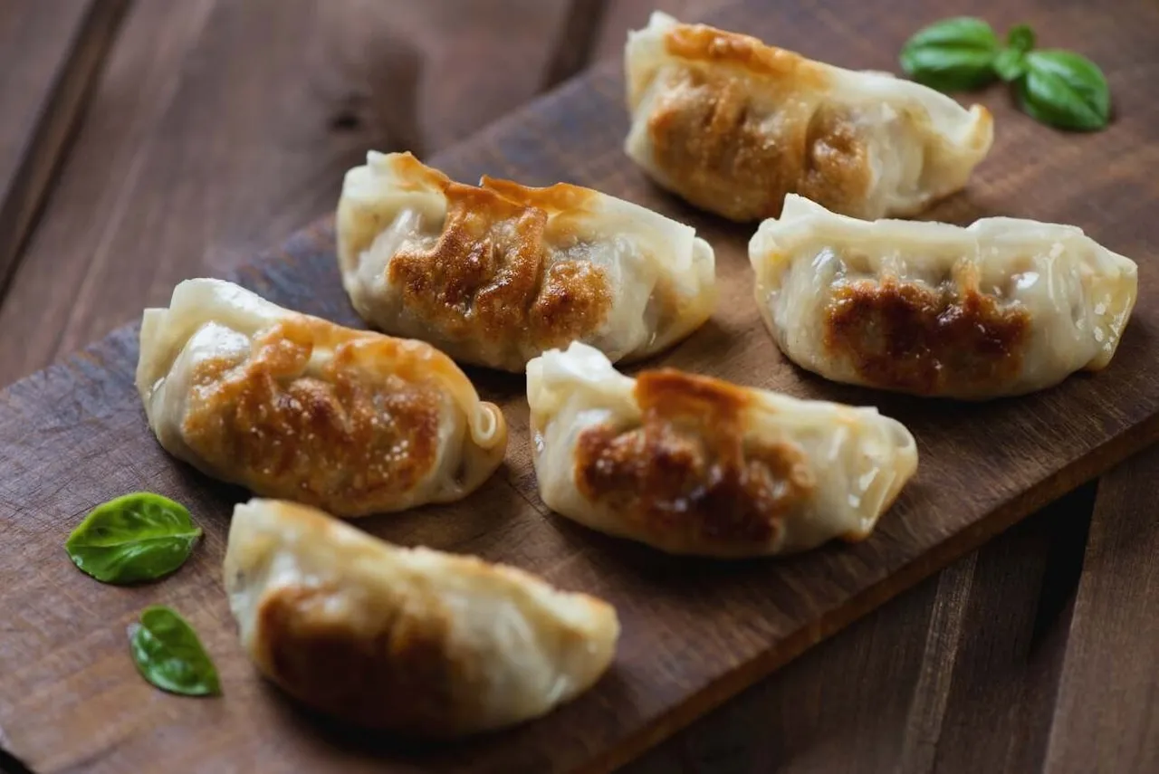 Smażone pierogi na patelni i pierogi na parze