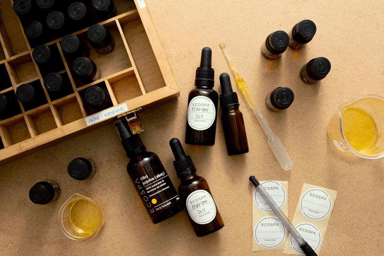 akcesoria do tworzenia perfum DIY, olejki eteryczne, butelki perfumowe