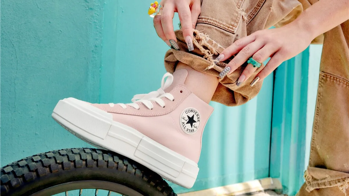 Zdjęcie Stylizacje damskie z trampkami Converse - inspiracje na każdą okazję