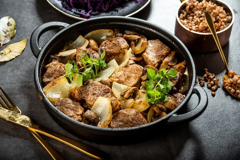 polędwiczka wieprzowa na patelni medaliony