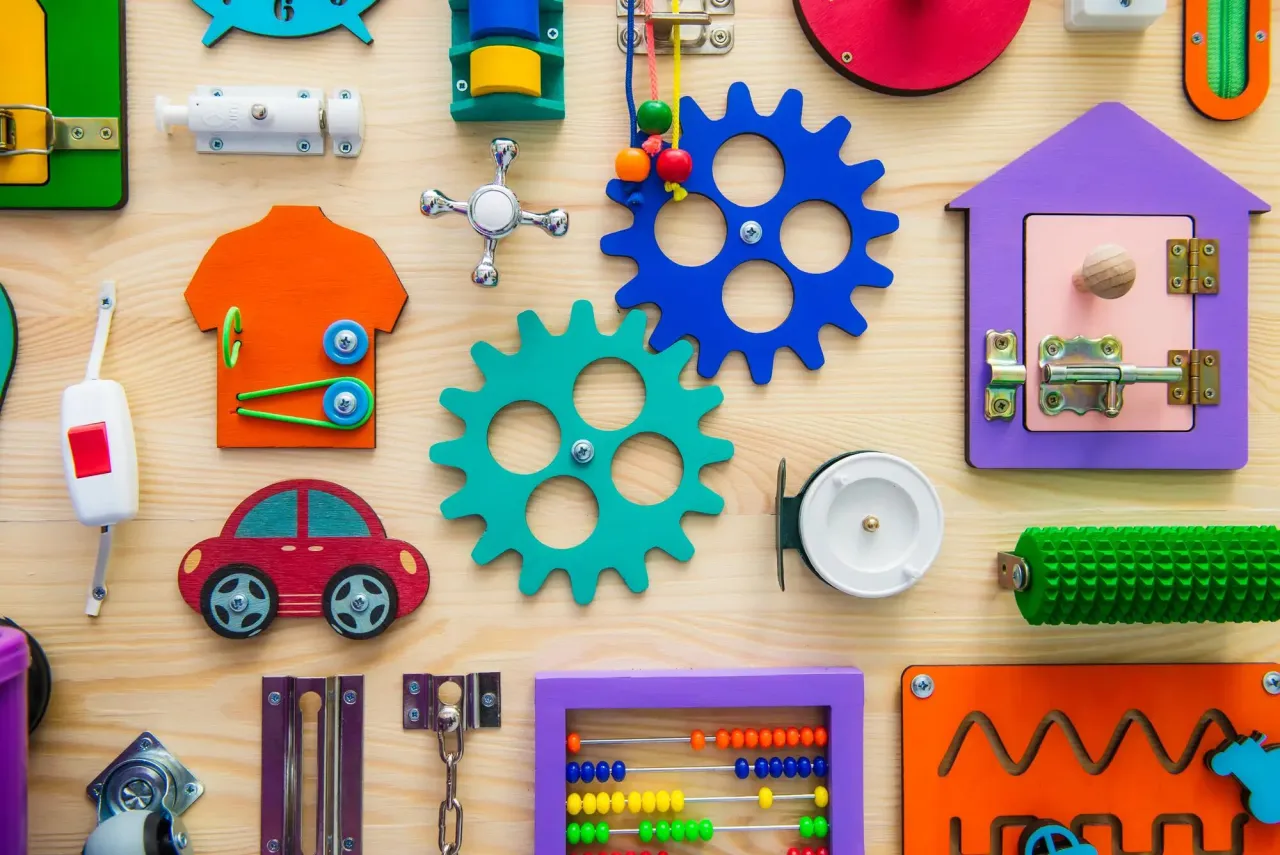 tablica sensoryczna DIY dla chłopca