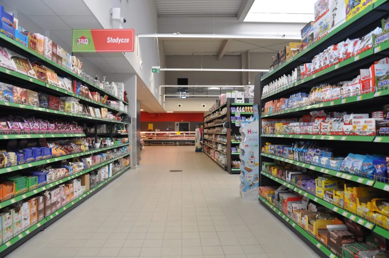Wnętrze nowoczesnego, dobrze zaopatrzonego sklepu osiedlowego