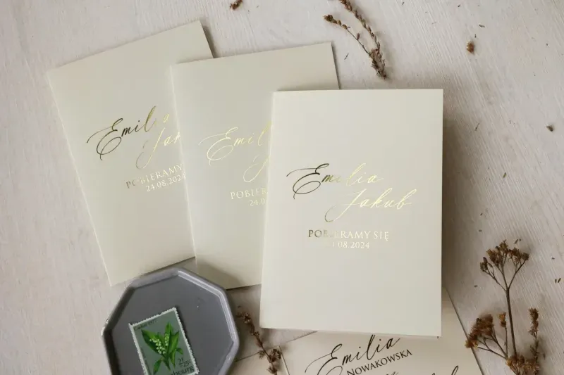 eleganckie zaproszenie ślubne z kaligrafią i złotymi zdobieniami