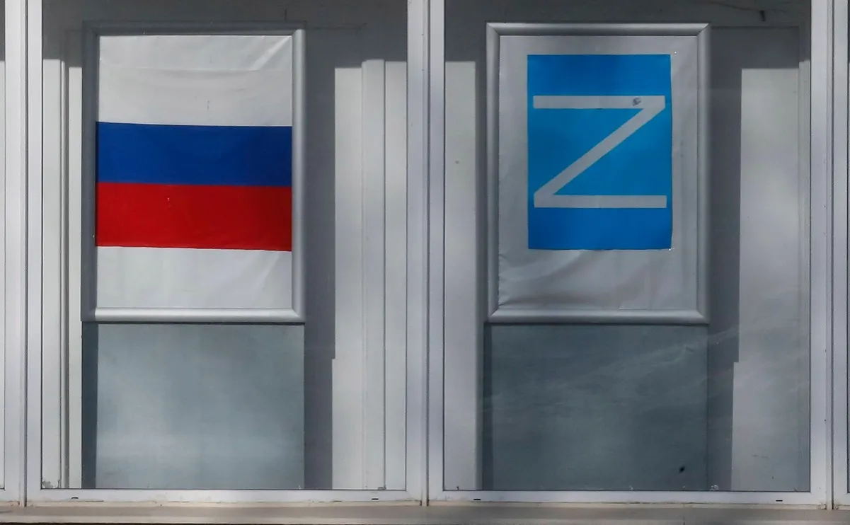 Flaga Rosji i symbol zakazu podr&oacute;ży