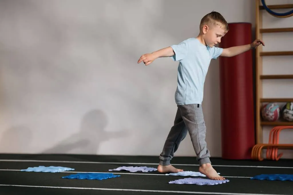 Dziecko na macie sensorycznej w różnym wieku