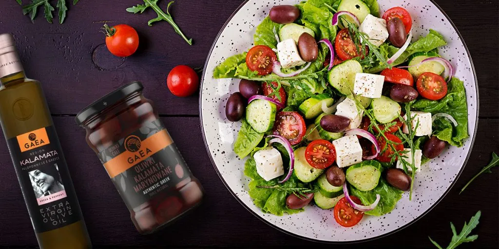 Oliwki Kalamata i czerwona cebula