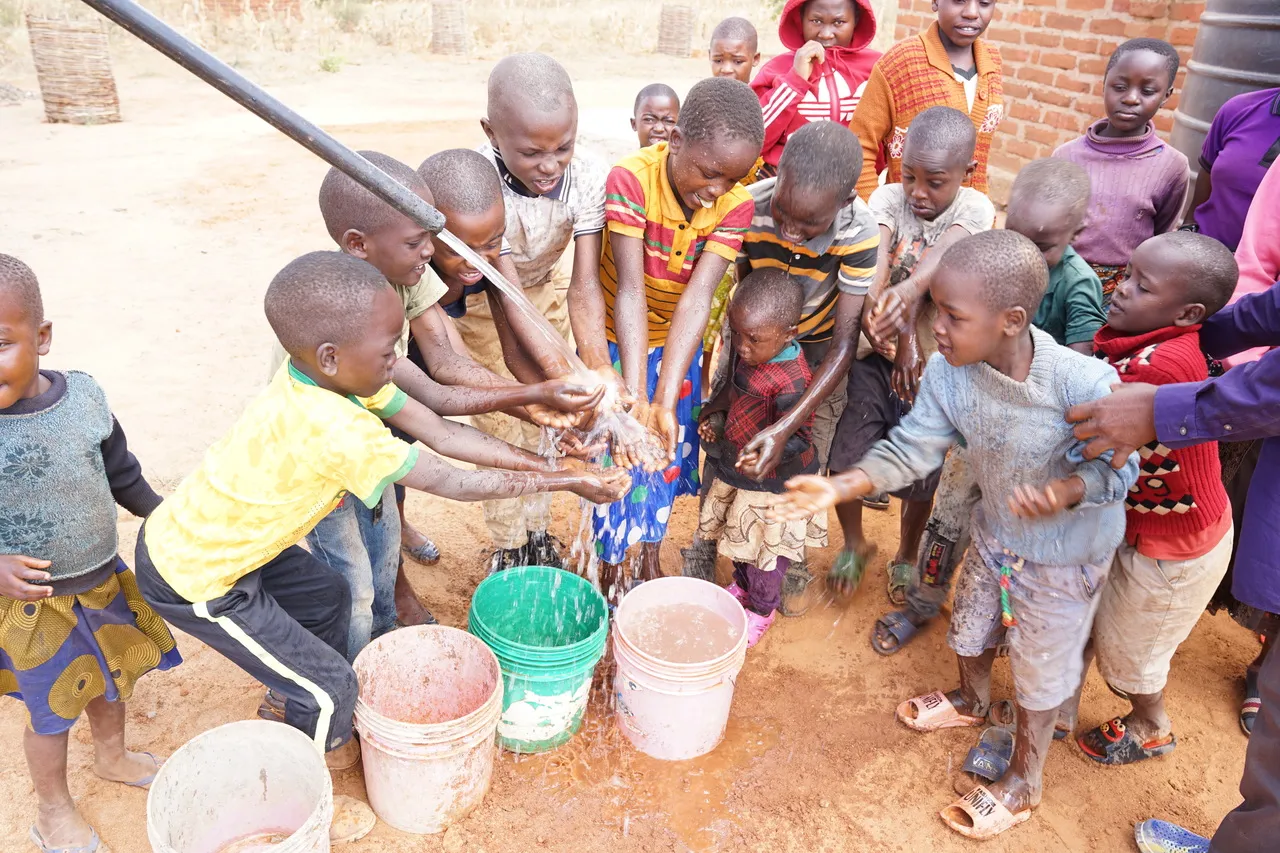 dzieci afryka studnia czysta woda