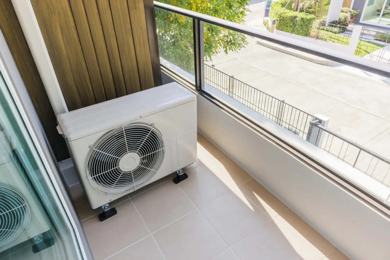 montaż klimatyzacji na balkonie w bloku
