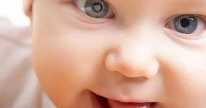 objawy zaćmy wrodzonej u niemowląt, dziecko trze oczy, niemowlę oczopląs