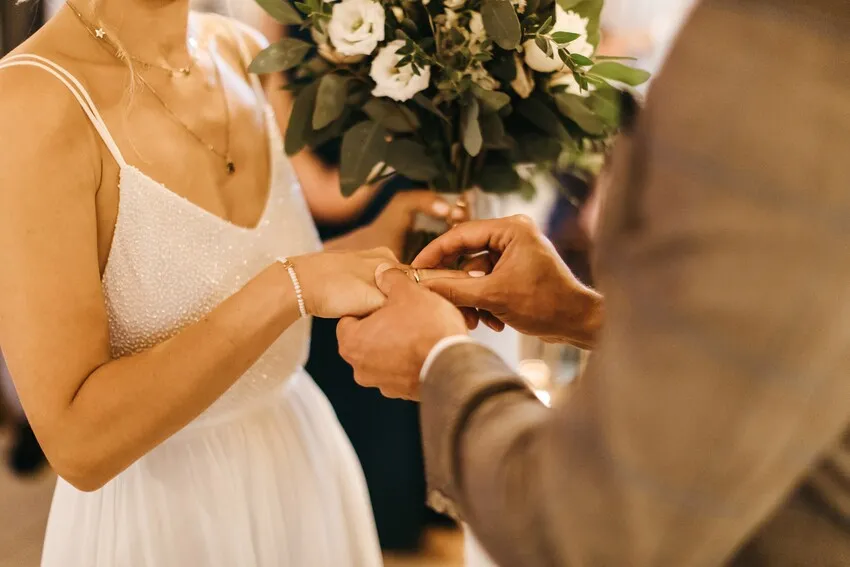 para różnej narodowości podpisuje dokumenty ślubne