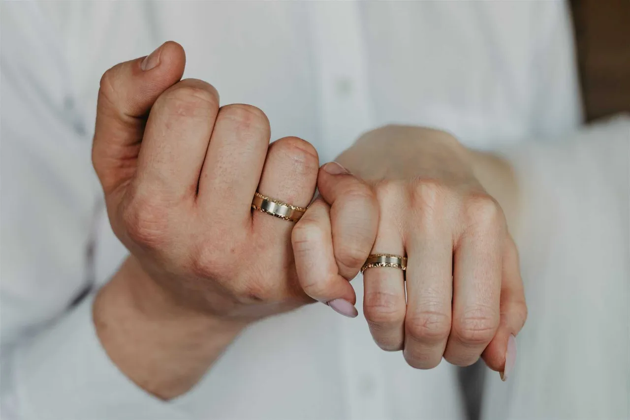 para młodych wybierająca obrączki u jubilera