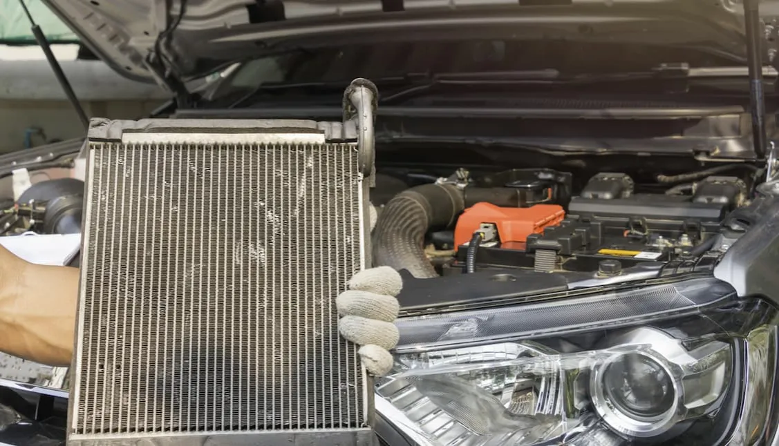 objawy uszkodzonej chłodnicy samochodu