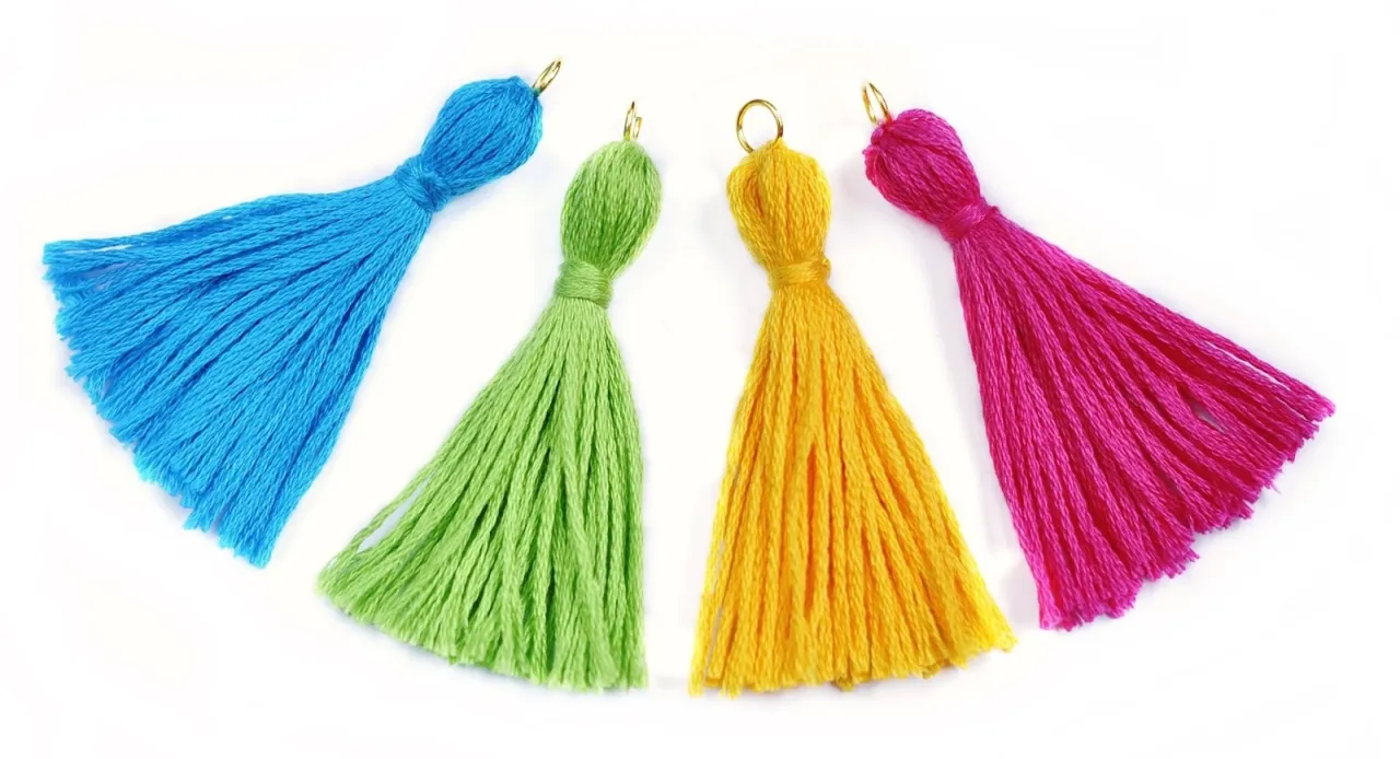Kolorowe frędzle, idealne do rękodzieła. Dowiedz się, jak zrobić frędzle, by ozdobić swoje projekty.
