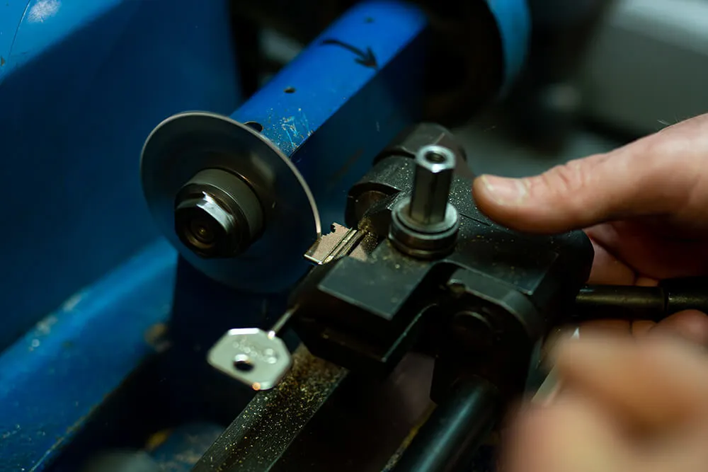 punkty dorabiania kluczy, ślusarz w pracy