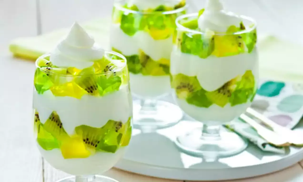 desery z galaretką i owocami