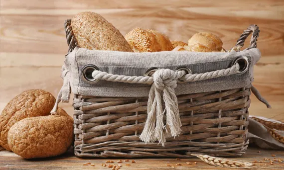 różne rodzaje chleba na stole