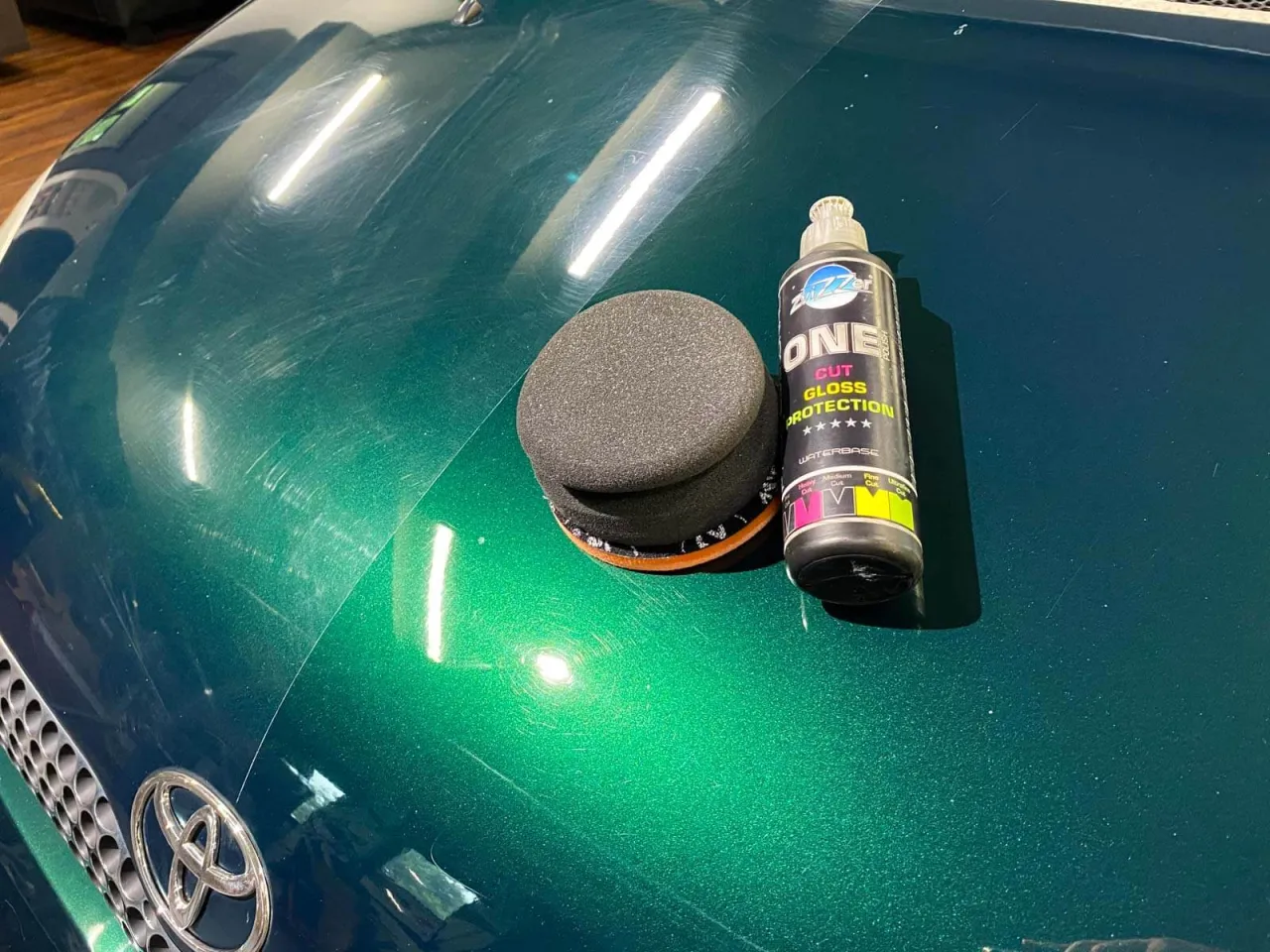 Polerowanie ręczne vs maszynowe samochodu