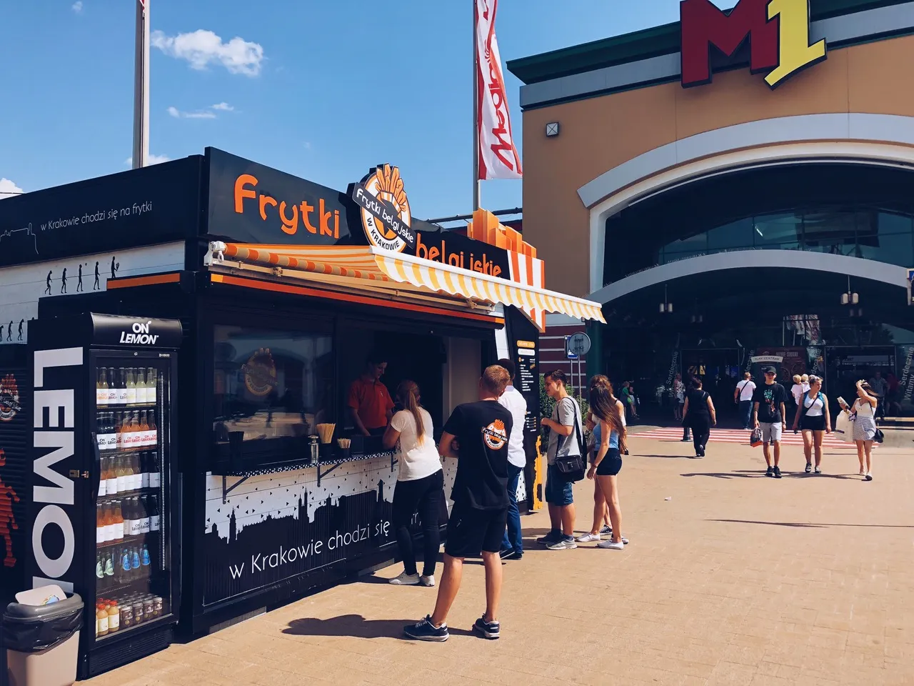 Frytki belgijskie na tle brukselskiego placu