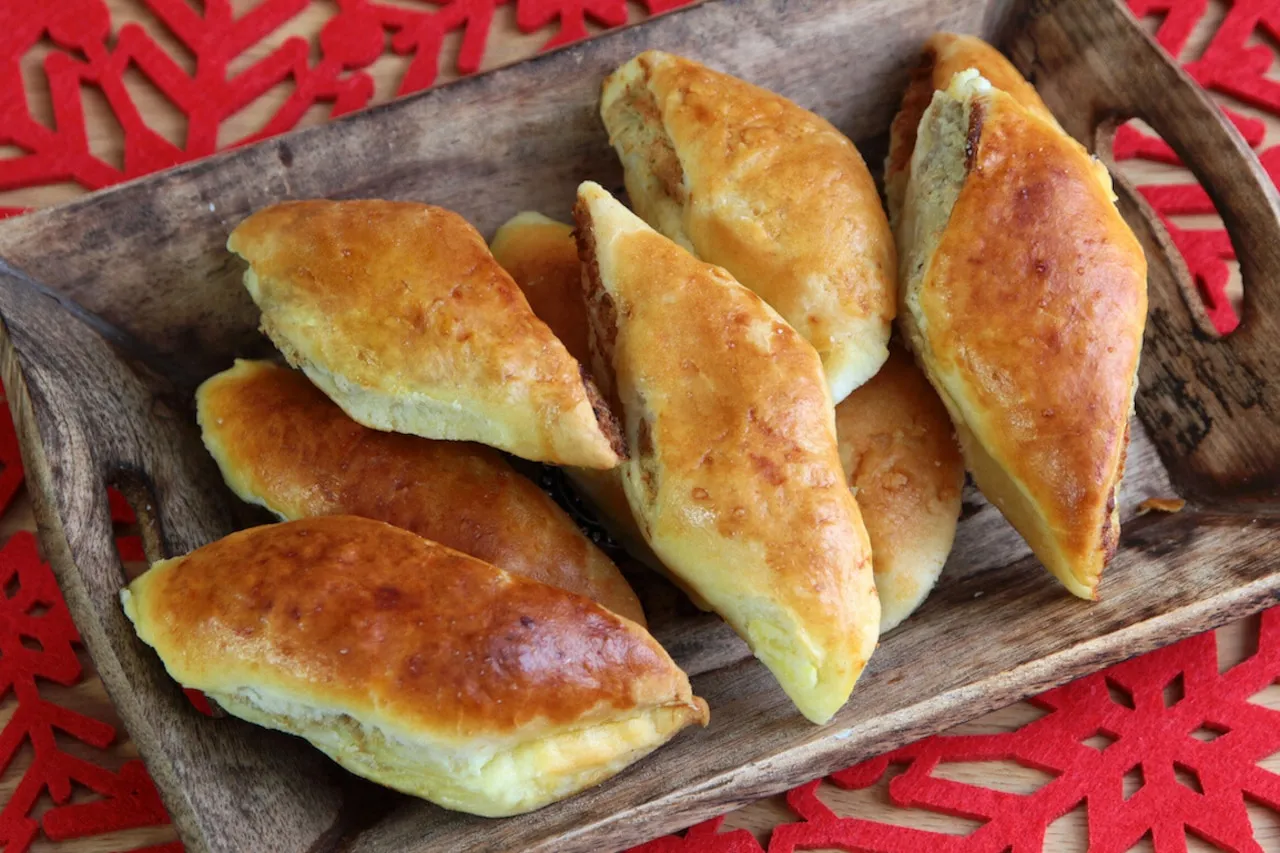 Złociste paszteciki z kruchego ciasta, idealne na święta. Przepis na kruche ciasto na paszteciki jest prosty i szybki.