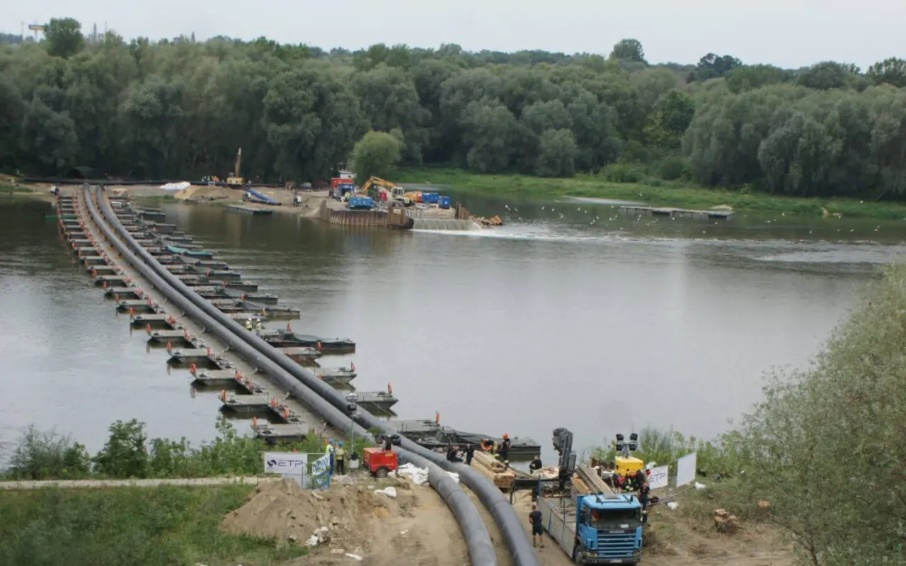 Budowa rurociągu na Wiśle, kluczowa dla przyszłości oczyszczalni Czajka. Prace trwają.
