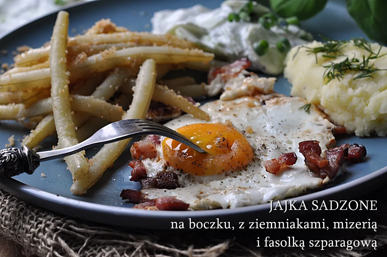 Jajka sadzone na ziemniakach z boczkiem