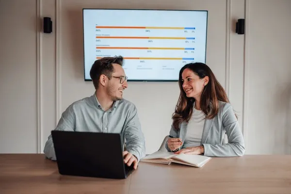 osoba analizująca dokumenty i laptop przed spotkaniem