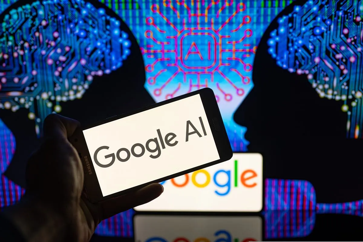 Dłoń trzyma smartfon z napisem 