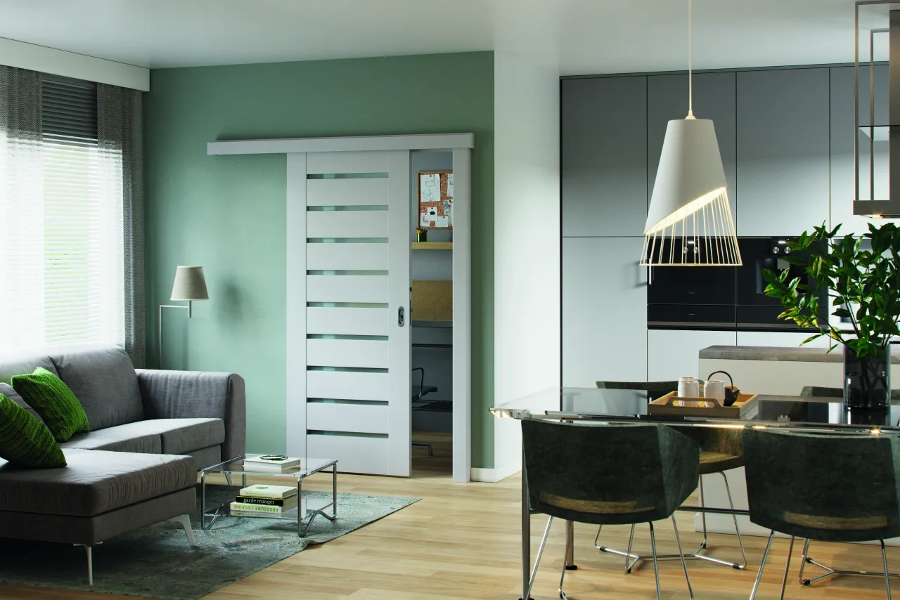 Przesuwne drzwi między kuchnią a salonem w nowoczesnym stylu