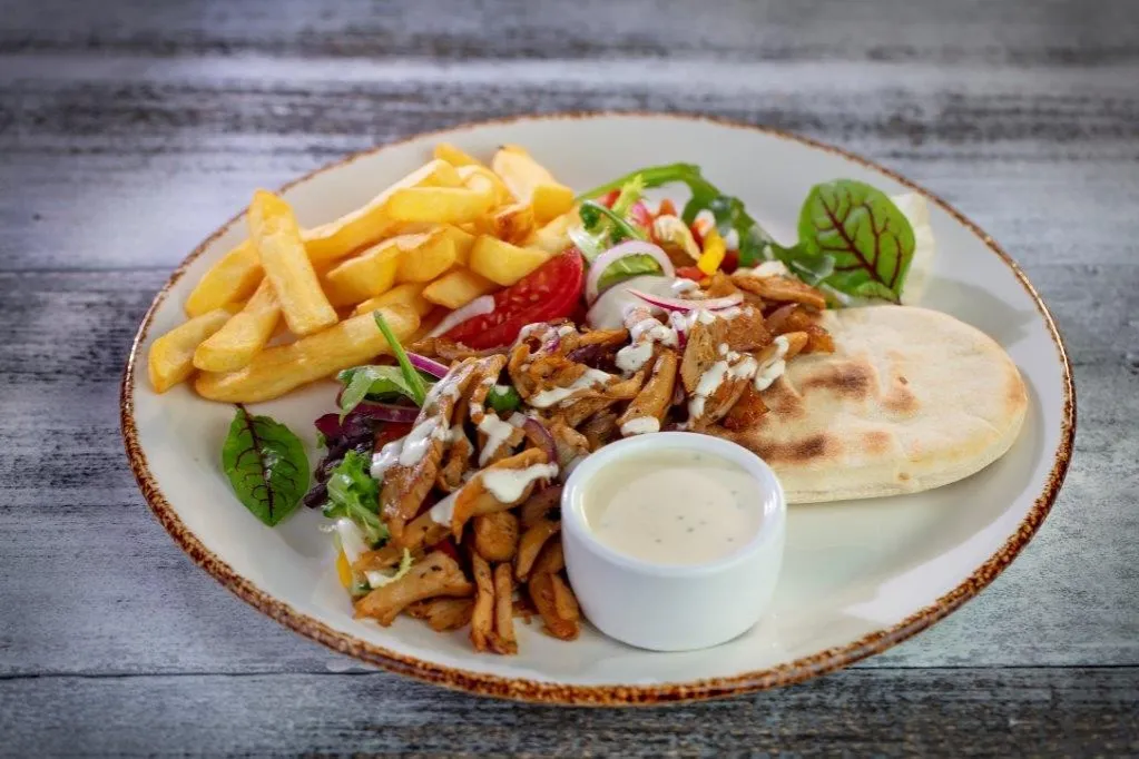 zdrowy wegetariański kebab z dużą ilością warzyw i lekkim sosem