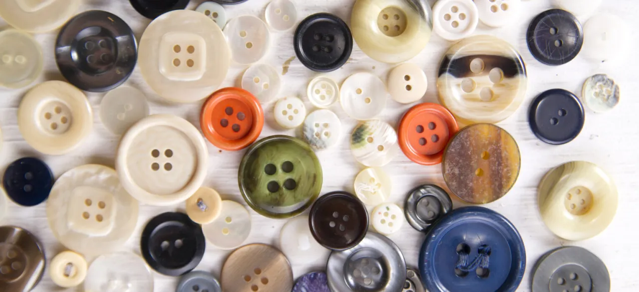 historyczne guziki i moda dawnych wieków