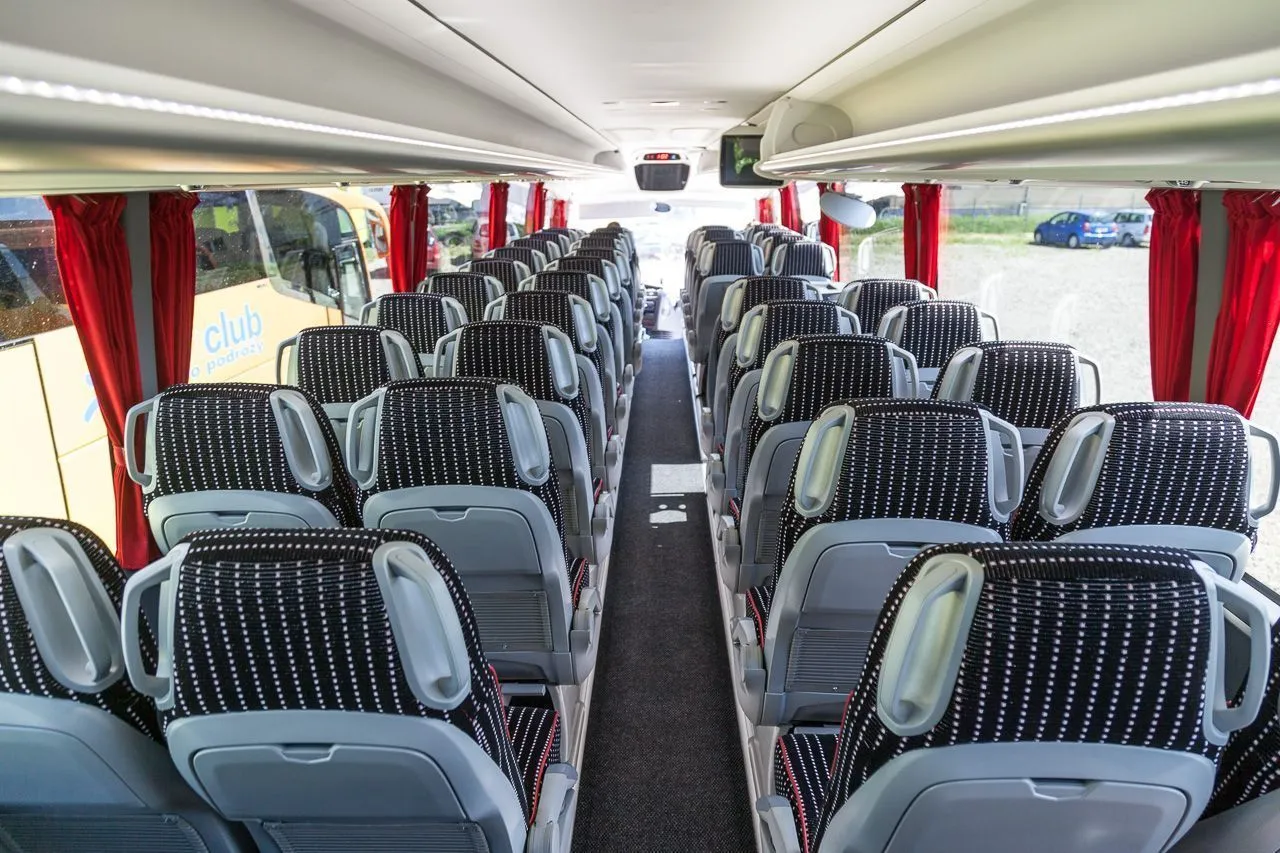 nowoczesny autokar jednopokładowy wnętrze