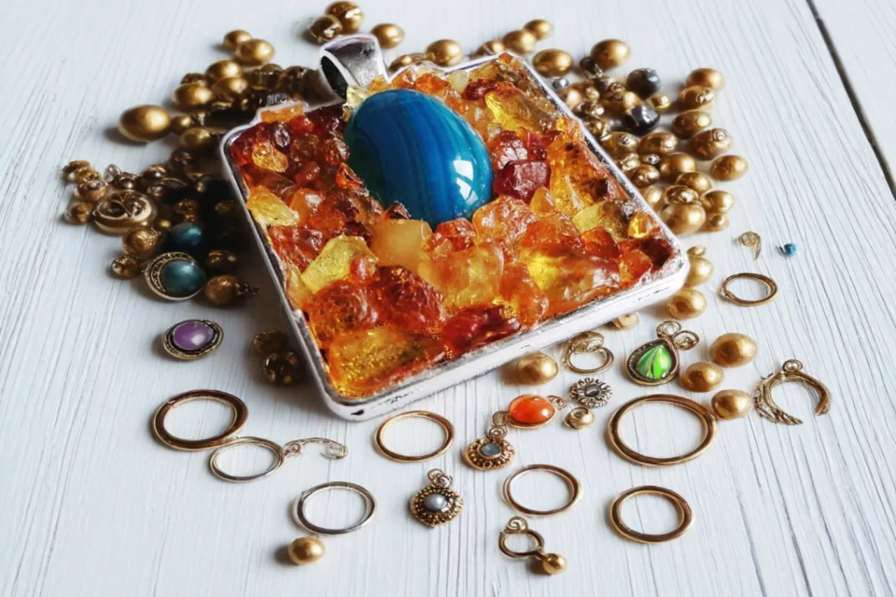 Zmatowiała sztuczna biżuteria przed i po czyszczeniu