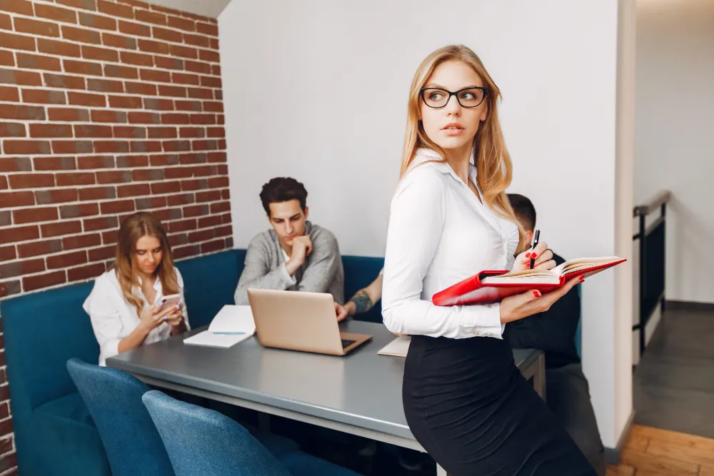 młoda osoba na stażu w biurze