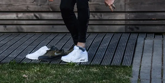 kobieta rozciągająca buty suszarką